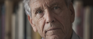 Amos Oz anklagas för misshandel i ny biografi