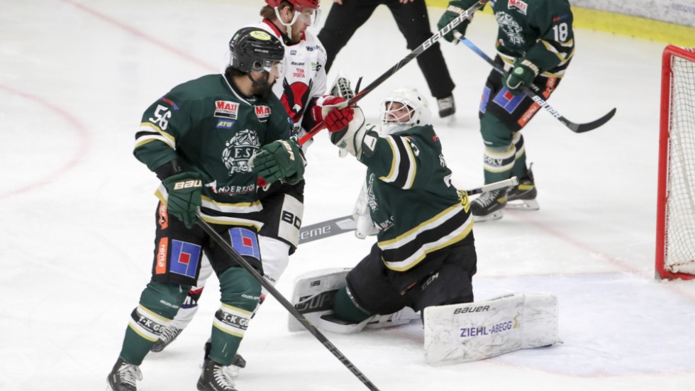 Pontus Hagman i ESK tog puckarna som man normalt inte tar. 