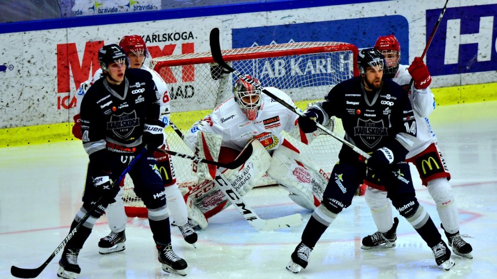 Oliver Håkansson letar med blicken efter pucken. Den unge Almtunamålvakten gjorde på nytt en lysande bortamatch och höll länge nollan mot topplaget Karlskoga.