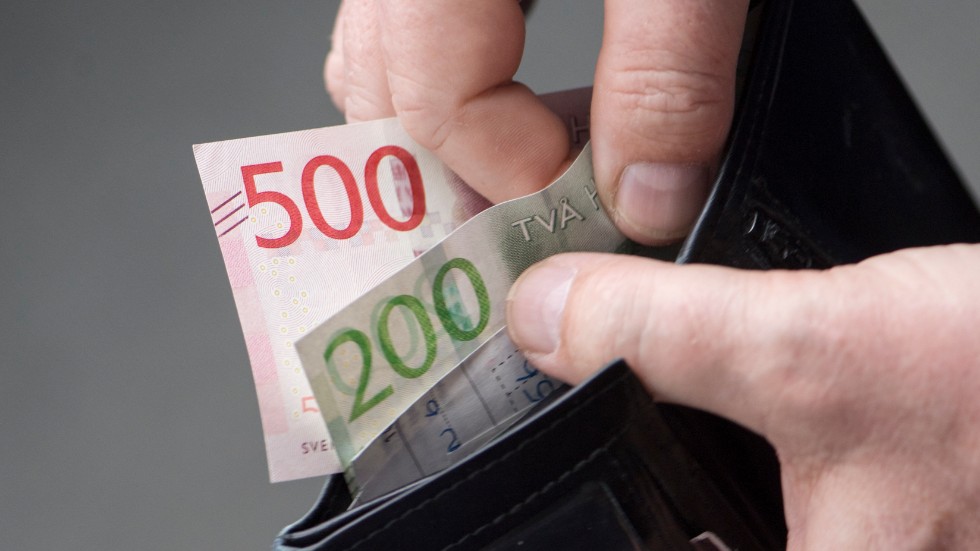 De här sedlarna är äkta, men det var inte de pengar som två personer fick som betalning när de sålde sina mobiltelefoner i helgen. (Arkivbild)