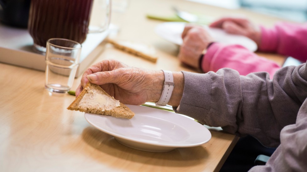 Skribenten undrar över kommande prishöjningar på mat på boenden i Skellefteå och får svar direkt. (arkivbild)
