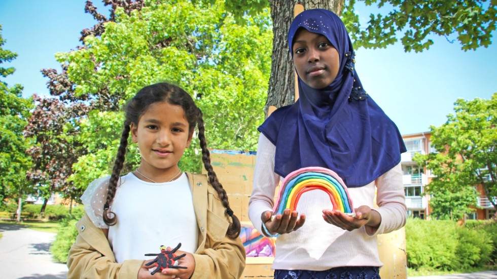 Julia, 6 år, och Farhiya, 11 år, med sina skulpturer. 