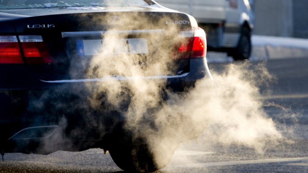 KD slår sig för bröstet kring de sänkta bränslepriserna, men nämner inte att åtgärden ökar utsläppen och skyndar på klimatförändringarna, menar skribenten.