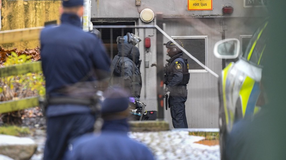 Nationella bombskyddet oskadliggjorde i mitten av december i fjol en så kallad termosbomb som hittats i ett garage i Malmöstadsdelen Fosie. Nu döms två män till fängelse för inblandning i tillverkningen av bomben. Arkivbild.