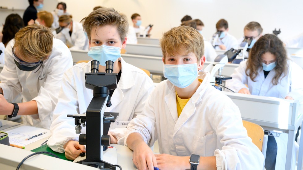 Eleverna Sophia och Kimo går i första ring på Max Valiers tekniska gymnasium i Bolzano. Här undersöker de små organismer i mikroskåp under en biologilektion.