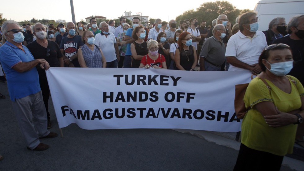 Grekcypriotiska demonstranter visar sitt missnöje med det turkcypriotiska initiativet att öppna delar av semesterorten Famagusta, som beboddes av grekcyprioter fram till den turkiska invasionen på 1970-talet. Demonstrationen ägde rum i gränsorten Dherynia.