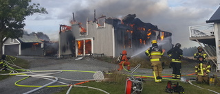 Tekniker undersökte branddrabbade gården