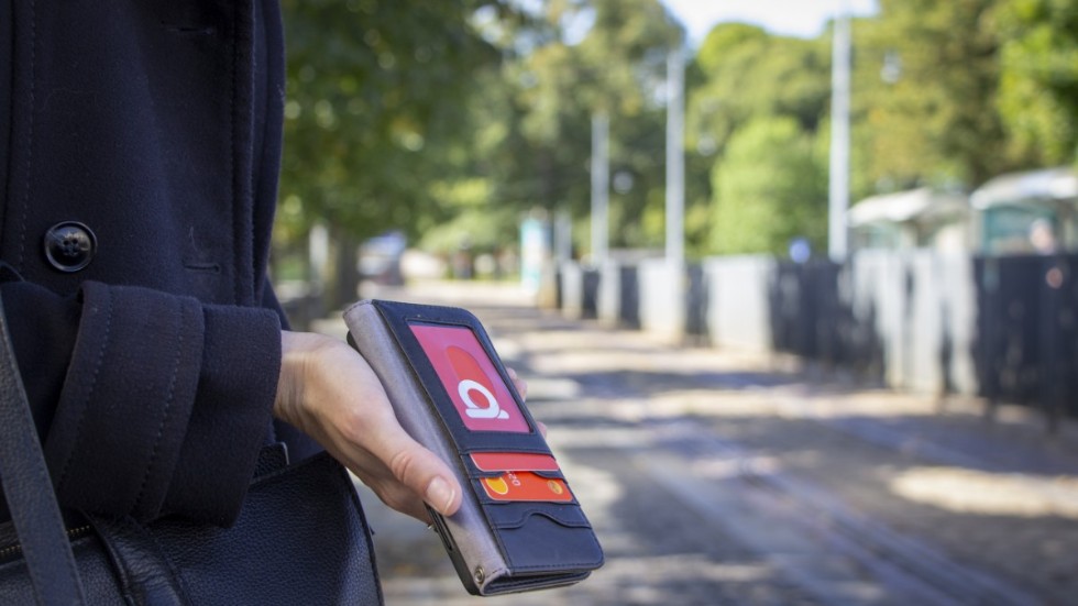 Östgötatrafikens nya resekort kostar 30 kronor och laddas på med olika biljetter – inte som tidigare med reskassa/pengar.