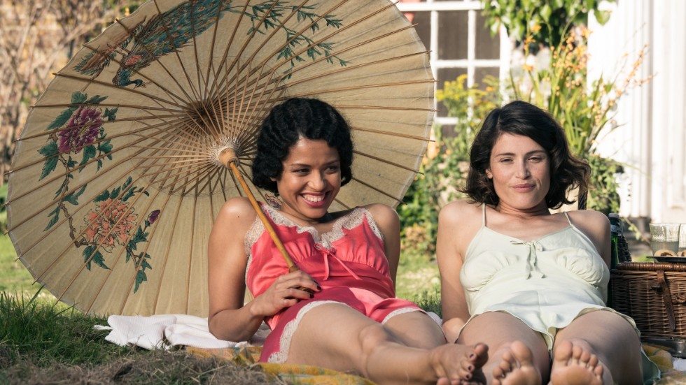 Alice (Gemma Arterton) och Vera (Gugu Mbatha-Raw) upplever stark kärlek i "Summerland". Pressbild.