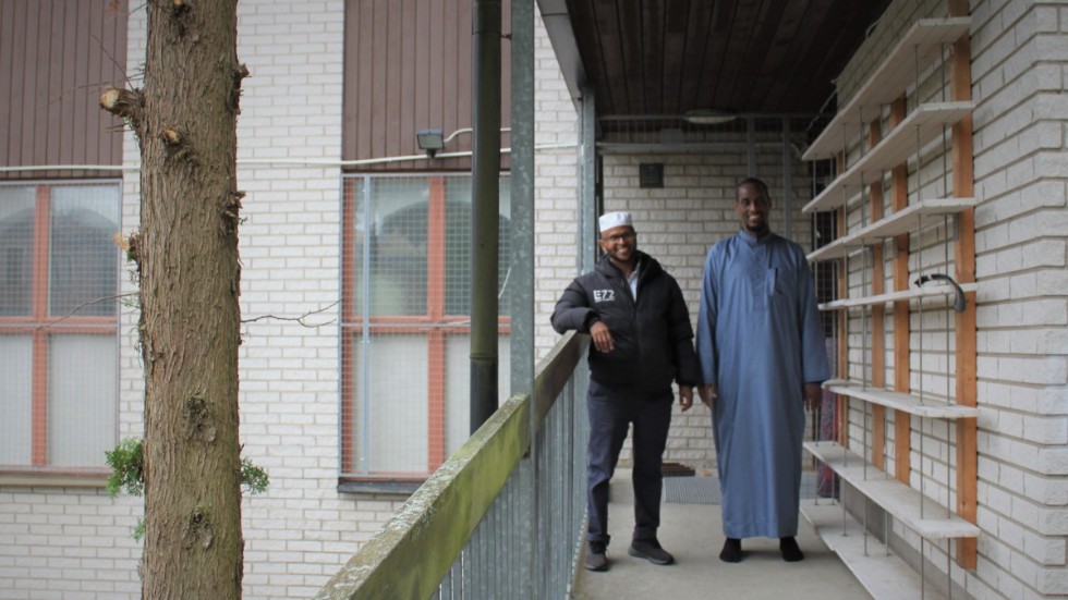 En av många anpassningar som har gjorts på moskén är att man måste ta med sig en egen matta när man ska be, förklarar Dahir Ismail och Abduwahid Burale. Arkivbild.