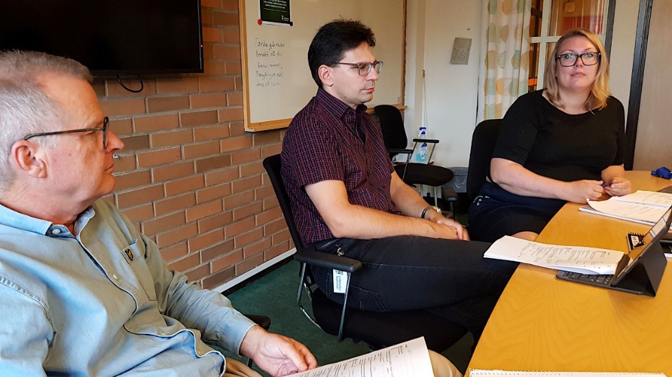 Majoritetspartierna i kommunstyrelsen vid en pressträff på onsdagsmorgonen där man bland annat presenterade att nämnder och förvaltningar fått i uppdrag att lägga budget för 2021 inom samma ramar som gäller för i år. Fr.v Jacob Käll (C) Ola Gustafsson (KD) och Marie Nicholson (M).