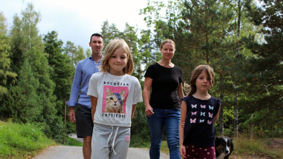 Den kommunala gränsdragningen har gjort det svårt för familjens döttrar att gå i kompisarnas skola. Från vänster: Jamie, 9 år, och Lexi, 7 år. Bakom går pappa Bevan Nicol och mamma Lisa Nicol Lind.