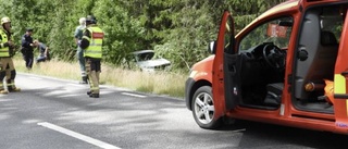 Personbil hamnade i skogen efter avåkning   