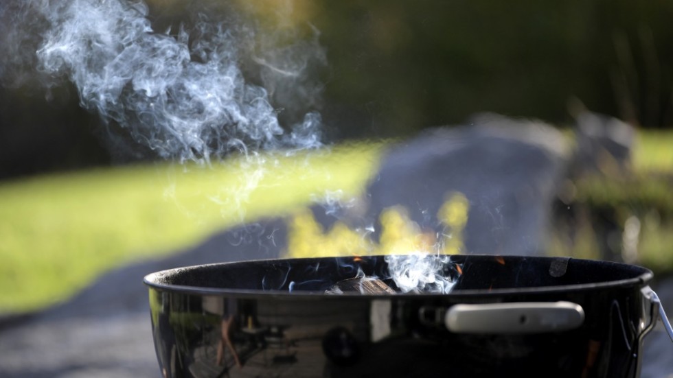 Grillning är fortsatt tillåtet i trädgården, men det finns vissa saker man bör tänka på. Exempelvis att kunna släcka en eventuell eld samt ha grillen på ett jämnt stenunderlag. 