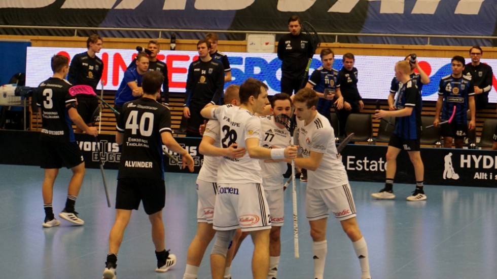 Linköping firar ett mål medan Sirius deppar.