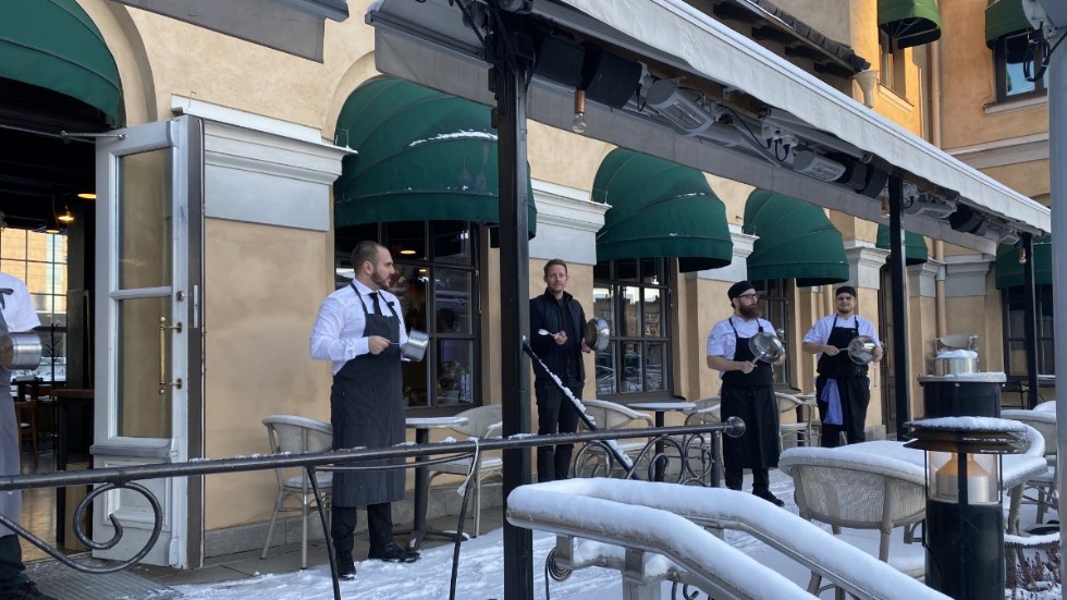 Kl 15 på onsdagen ställde sig personalen på Dryck & mat utanför restaurangen för att skramla på sina kastruller. Till vänster Dryck & mats delägare Cemil Alparslan och Niklas Engemar.