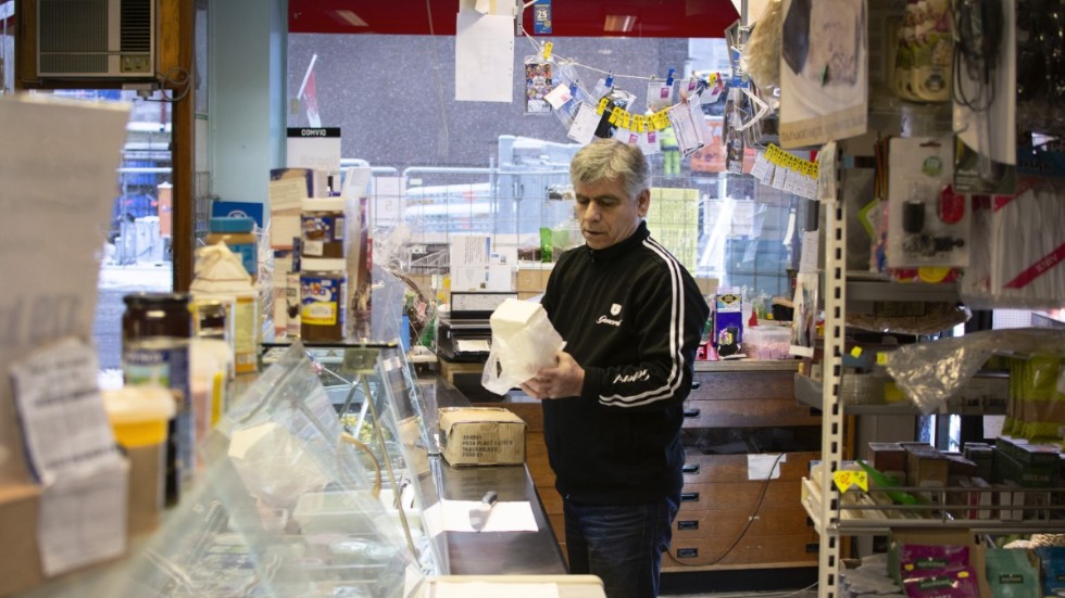 Vid disken händer det att Dimitrios Eleftheriadis får be folk att ta ett steg tillbaka så de inte kommer för nära. Det brukar de flesta ta på ett bra sätt, tycker han.