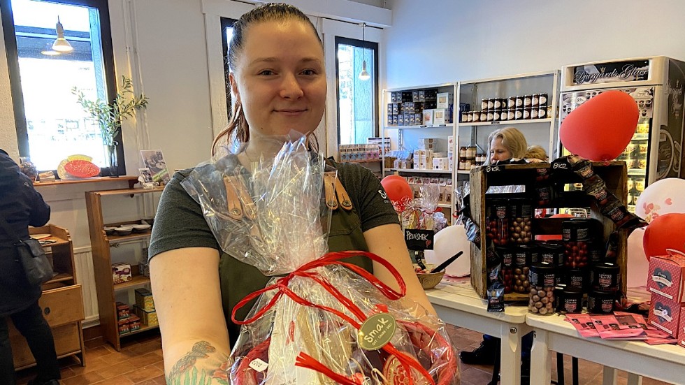 Ronja Wartel på Smak får sälja en och anna alla hjärtans dag-korg med godsaker.