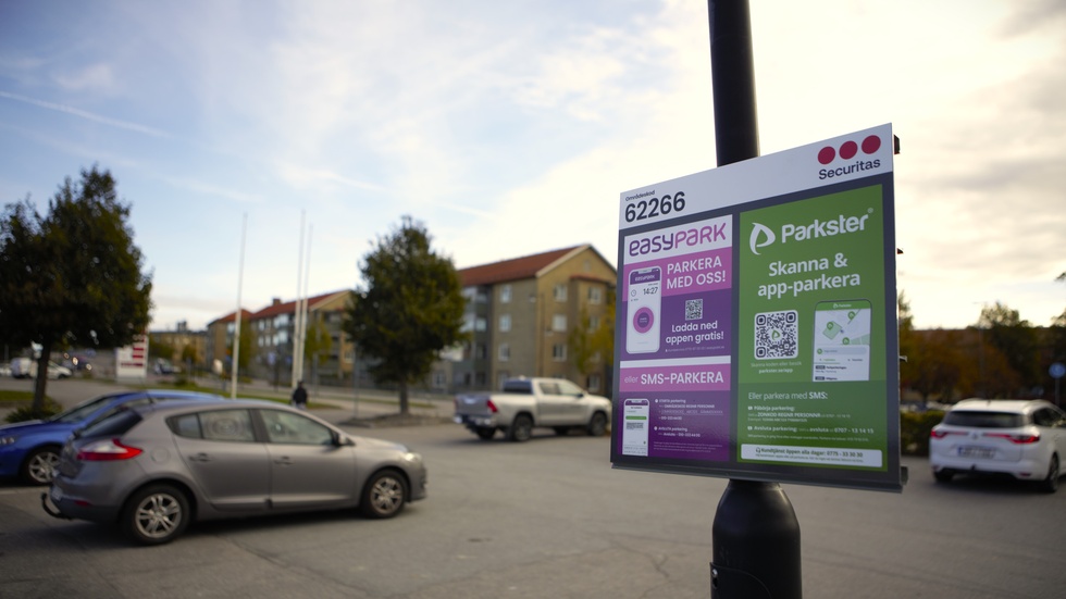 "Anledningen till att man väljer att göra ändringen rörande parkeringsavgift är helt befogad", skriver tidningens nya ledarskribent Backolars Johan Hermansson. 
