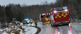 Trafikolycka med buss i halkan – flera skolbarn ombord  