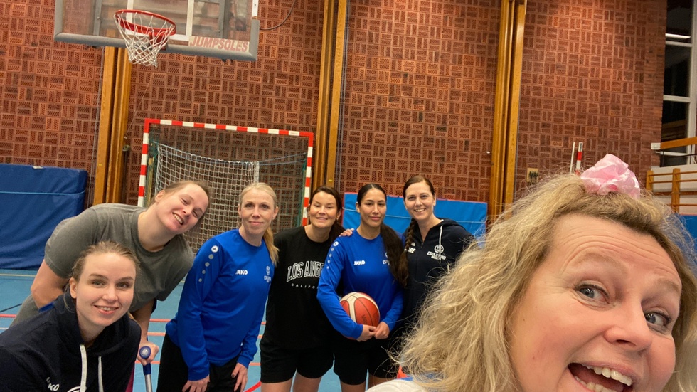 Hon har spelat och coachat samma lag i 26 år. Nu söker Lotten Bergman och hennes basketvänner nya spelare.