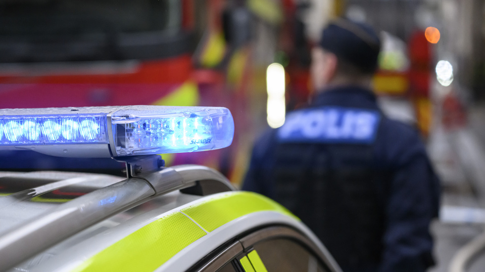 Polis och räddningstjänst larmades om trafikolycka i Borensberg. En man i 20-årsåldern som befann sig på platsen är nu misstänkt för misshandel och hot mot tjänsteman. 