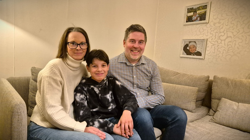 Familjen Leijon, Mio och hans föräldrar Sara och Linus, i Vimmerby brukar fira namnsdagar. "Lite mysigt, och nu ska vi ta i lite extra", lovar Linus.