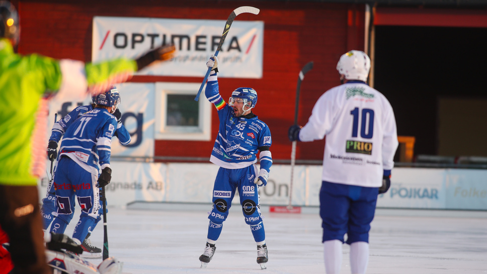 Jonas Enander kunde signalera för mål mot Eric Lisells Åtvidabergs BK när matchen i Motala slutade 5-5. Nu möts lagen igen på Börjes arena. Följ det live på MVT:s sajt.