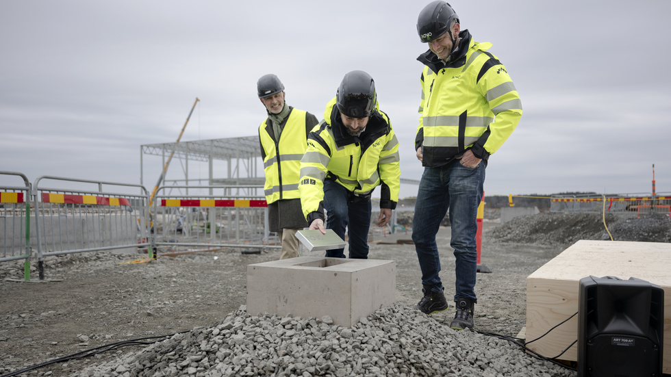 Så här glada var direktörerna våren 2024 vid den officiella byggstarten av Volvos och Northvolts nya batterifabrik i Torslanda. Jim Rowan vd Volvo Cars, Adrian Clarke vd Novo Energy och Peter Carlsson, dåvarande vd Northvolt.