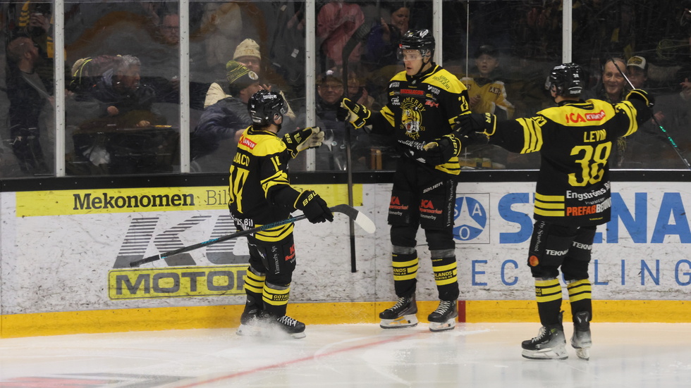 George Diaco tackar Hampus Eriksson för framspelningen till 2-1 för VH.