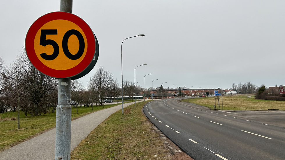 Först 60 km/h, sedan 50, sedan 50 igen, sedan 40. Åt andra hållet först 40 km/h, sedan 60, sedan 70.