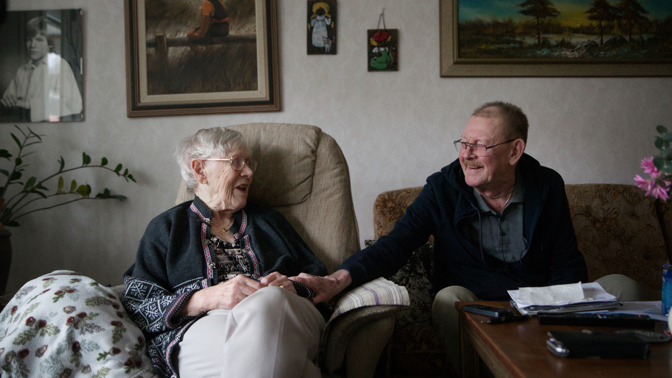 Eira Svensson var biträde på sjukhuset och var på plats när Lars Ljungberg fick ett armeringsjärn genom huvudet. 66 år senare träffades de igen. När de nu träffats menar de att de känner att de har ett band till varandra.
 