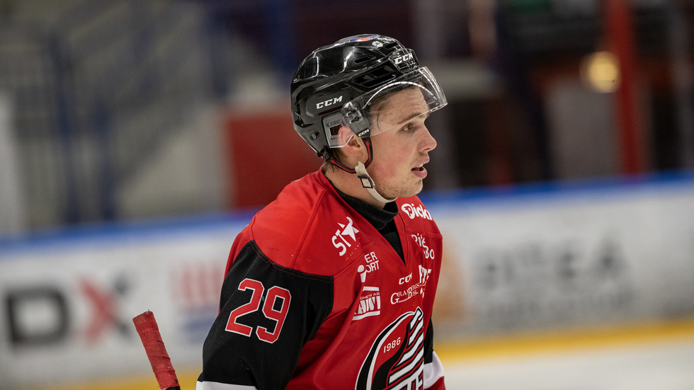 Isak Holmström avgjorde när Piteå Hockey besegrade Kalix på bortais. När bara 29 sekunder återstod av matchen klev han fram med sitt andra mål för kvällen. (Arkivbild)