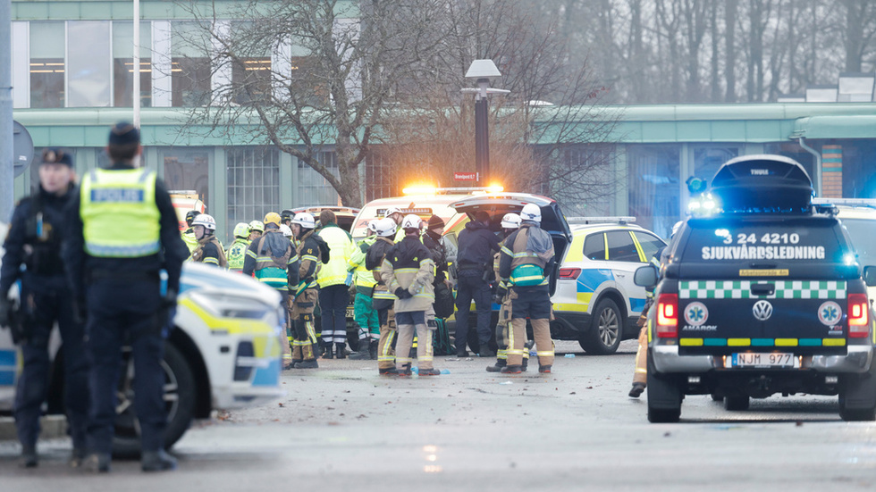 Skolminister Lotta Edholm (L) vill se låsta skolor efter dådet i Örebro. 