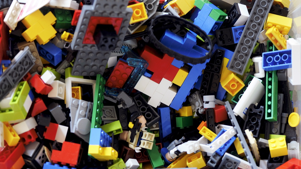 Medieplattformen X stämmer nu den danska leksakstillverkaren Lego. Arkivbild