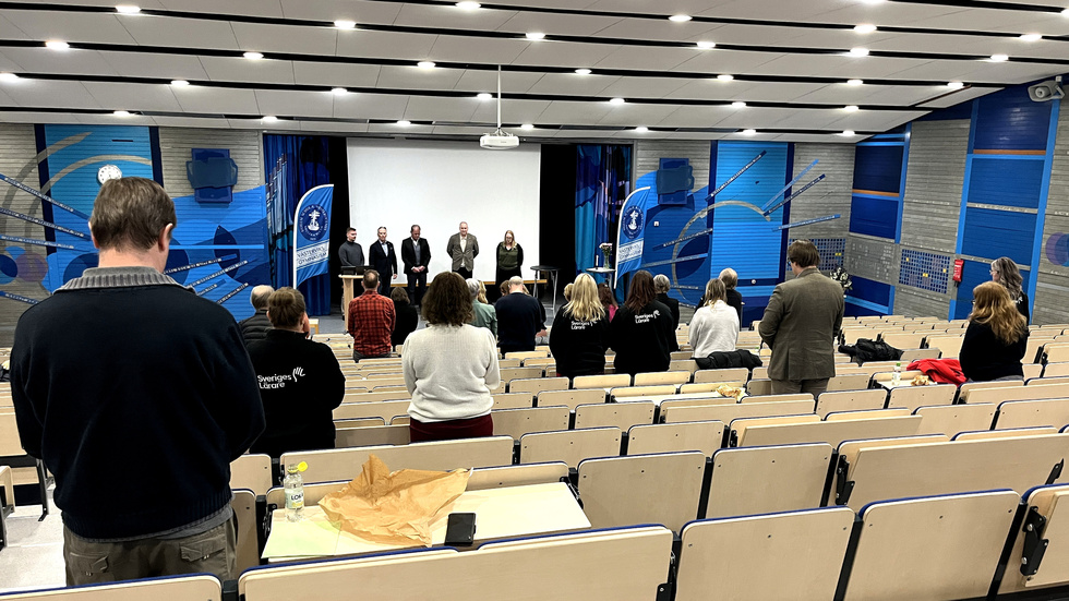 Debatten om skolan uteblev, men många lärare samlades ändå till evenemanget, som inleddes med en tyst minut för offren för skolskjutningen i Örebro.
