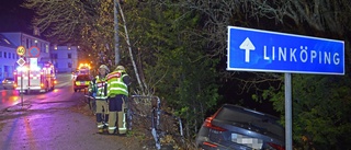 Bil körde ner i villaträdgård – föraren misstänks för brott