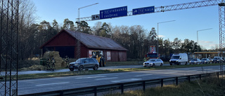 Halmbalar stod i lågor – orsakade långa köer på väg 55