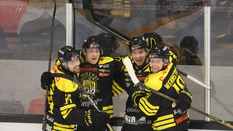 Vimmerby Hockey bjöd upp till dans hemma mot Östersund. Här är det glada miner efter Elias Lindgrens mål i andra perioden.