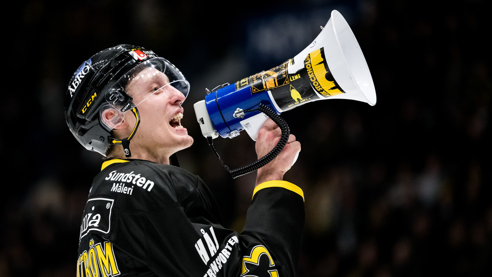 Oliver Tärnström vrålar till AIK-klacken efter seger mot Djurgården. 