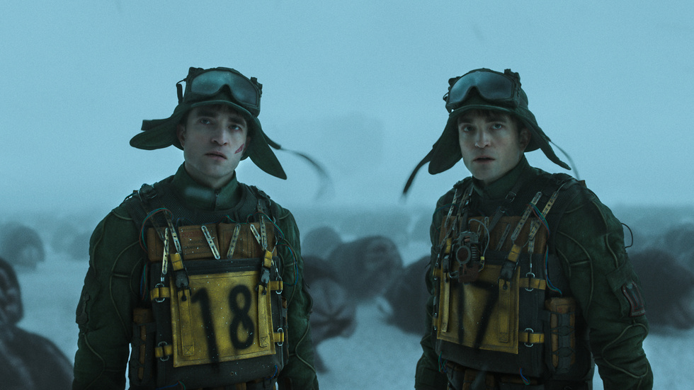 Småskurken Mickey (Robert Pattinson) åker ut i rymden och konfronteras med en stark och hänsynslös klon i Oscarsvinnaren Bong Joon-hos sci-fi komedi "Mickey 17".