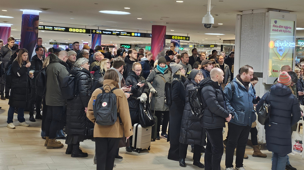 Hundratals människor väntar just nu på sina tåg på Stockholm central.