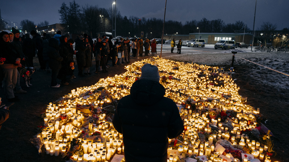 ÖREBRO 20250207
Ett hav av ljus som sörjande lämnat på minnesplatsen utanför skolan för att hedra offren i skolsjutningen på Risbergska skolan i Örebro,
Foto: Pavel Koubek / TT / Kod: 11380