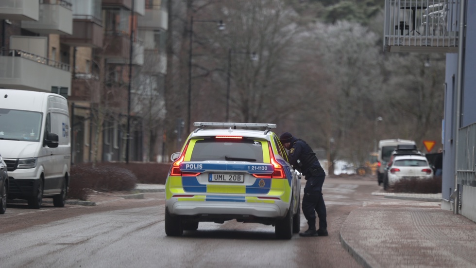 Flera patruller är ute och söker efter mannen.