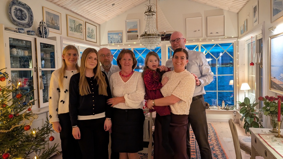 Familjen Sjölander firade jul hos Bitte och Hasse (Jons föräldrar) på Gränsö. De har flera firanden eftersom de har stora familjer som firar ihop i olika konstellationer. På julafton var det lite lugnare med sju personer. På bild från vänster: Nellie Sjölander, Klara Sjölander, Hasse Sjölander, Bitte Sjölander, Greta Sjölander, Elin Sjölander, Jon Sjölander.
Familjen önskade alla en riktigt god jul och ett gott nytt år, och bad att vi ska tänka på varandra och vara snälla, och ta hand om familj och vänner.