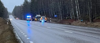 Personbil krockade med hästtransport på riksvägen