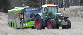 Blixthalka: Bonde räddade strandad buss med sin traktor