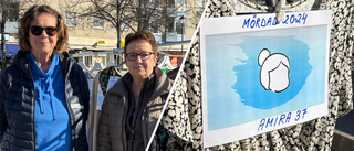 Klänningarna på torget visar kvinnorna som mördats