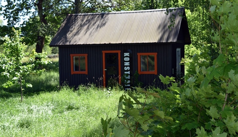 I trädgården finns ett litet uthus som på senare år använts som en konsthall.