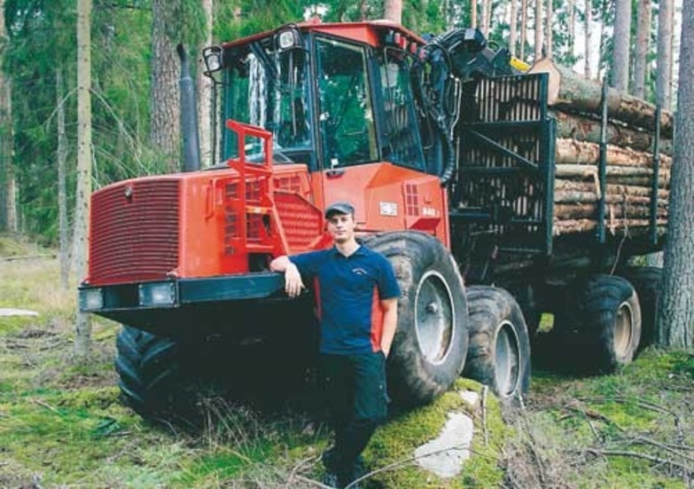 Pierre Munther kör den 14 ton tunga skotaren. Är maskinen dessutom fullastad kan vikten gå upp till 25 ton.